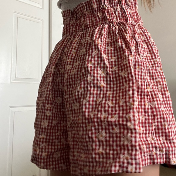 vintage inspired, gingham, daisy, perfect for summer, shorts - Picture 2 of 4